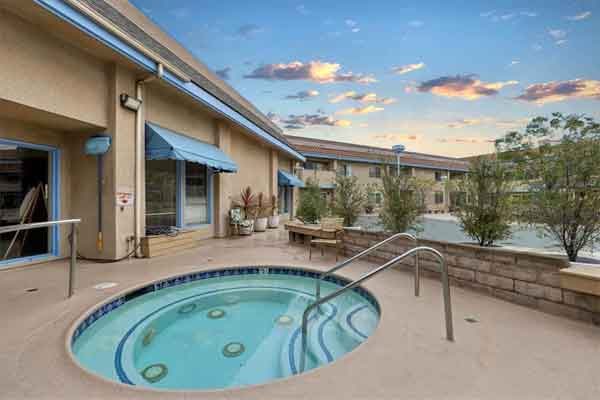 Sunset Gardens 55+ condos in Torrance jacuzzi